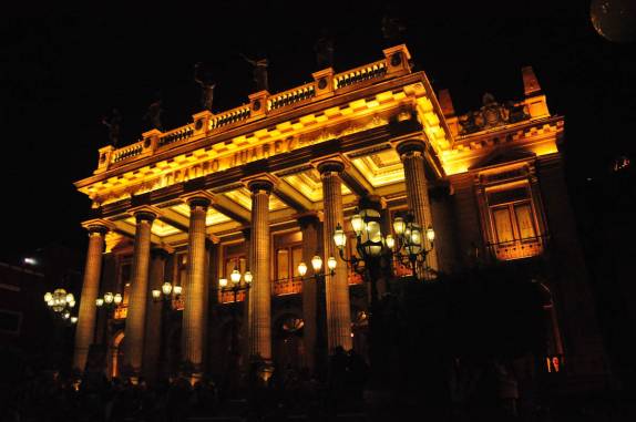 A magnífica colunata do principal teatro de Guanajuato, no México